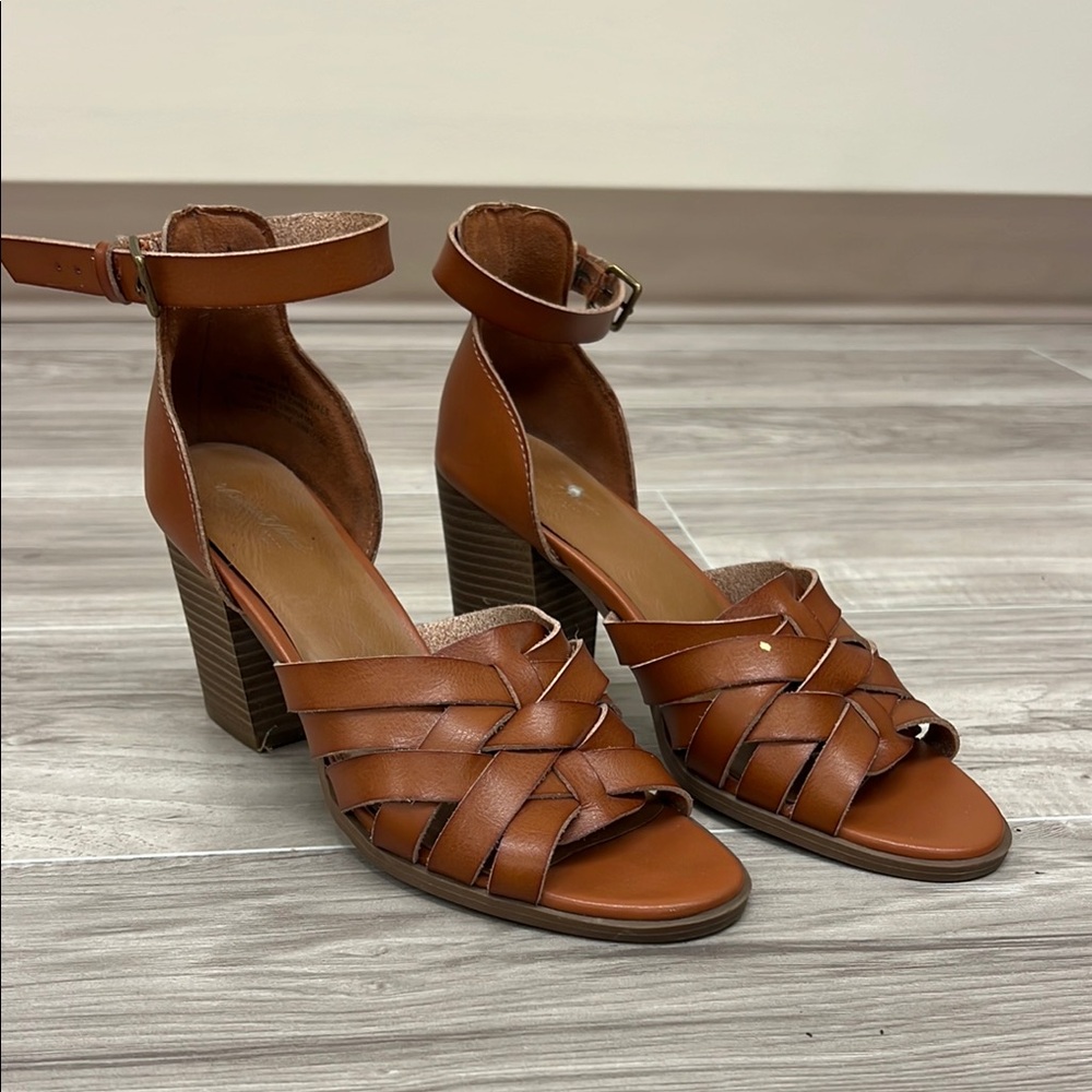 Universal Thread Tan Heeled Sandals with Braided Design